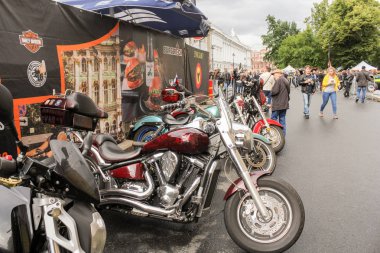 Park etmiş motosikletler bir satır.