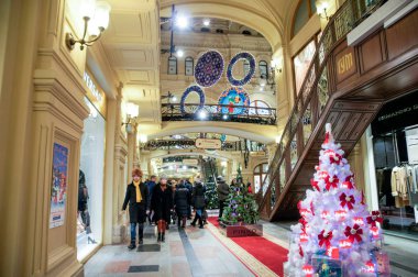 Yeni yıl satış insanlar.