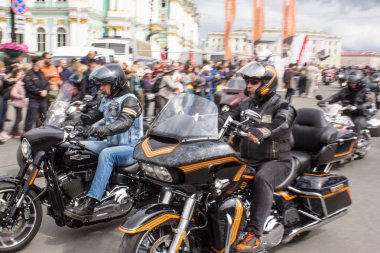 Bir grup motorcu başlıyor.