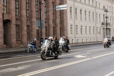 Bir grup motosikletli cadde boyunca ilerlerken.