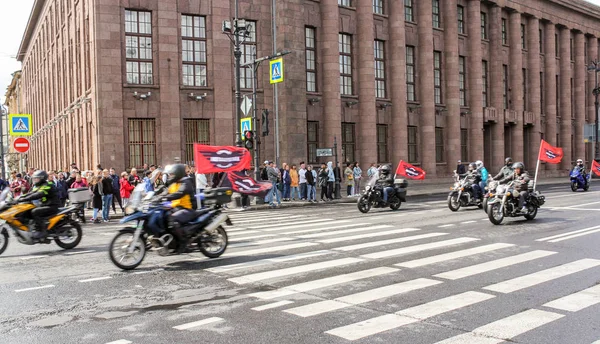 Motociclistas em motocicletas com bandeiras passando pelo público . — Fotografia de Stock