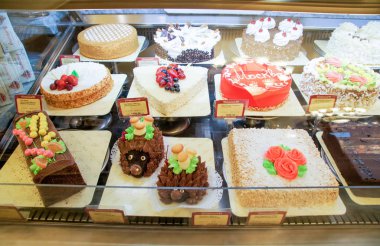 Dükkan penceresinde kek.