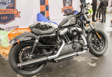 Özel siyah bisiklet.