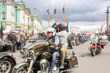 Motosiklet sürücüleri bir sütun başlar.