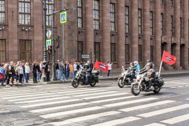 Seyirciler tarafından geçen bayraklar ile motosiklet üzerinde Bikers.