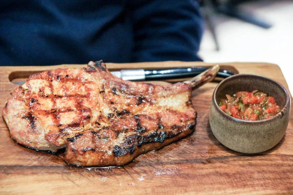 Carne frita en el hueso . —  Fotos de Stock