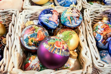 Bir sepet içinde büyük Noel topları.