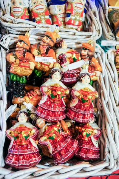 Sepette Noel ağacı süslemeleri.