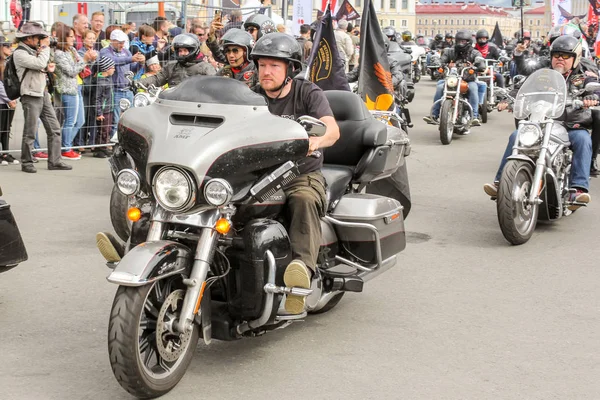 Le début du mouvement de la colonne moto o — Photo