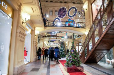 Yeni yıl alışveriş merkezine ziyaretçiler.