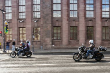 Hareket hızında motosiklet bir çift.