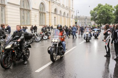 Bisikletçiler festivale kadar sürücü.