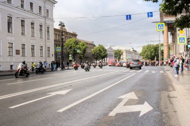 St Isaac's Squ üzerinden motosiklet bir sütun geçiş