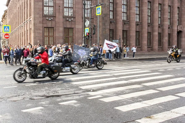 Байкеры на мотоциклах с флагами проходят мимо зрителей . — стоковое фото