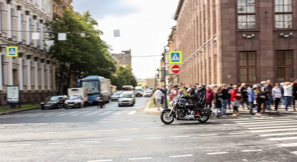 Çift bir bisiklet sürmek.