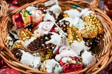 Sepette güzel Noel süslemeleri.