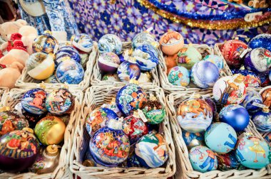 Sepetlerde büyük Noel topları.