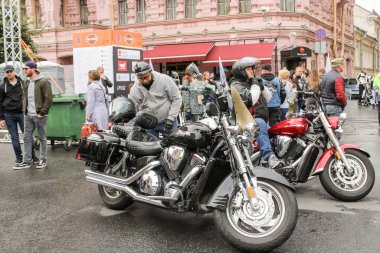 Bir grup motorcu gitmek üzere..