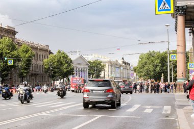 St Isaac's Squ üzerinden motosiklet bir sütun geçiş