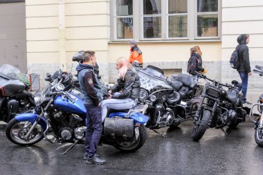 Genç bir çift, bir motosiklet.