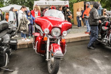 Büyük kırmızı motosiklet.