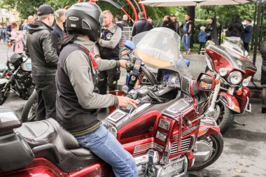 Büyük bir motosiklet üzerinde adam.