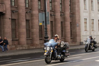 Hareket halindeki bir çift motosikletçi.