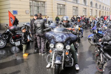 Bisikletçiler festivale yaklaşıyor.