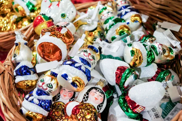 Sepette Noel ağacı süslemeleri.