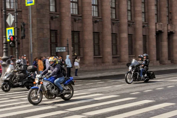Un grupo de motociclistas en movimiento . — Foto de Stock