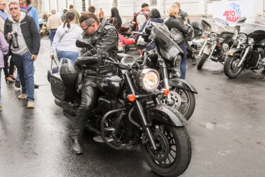Biker büyük bir motosiklet üzerinde.