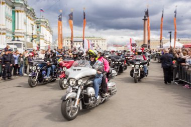 Sonra motosiklet sütunun hareketinin başlangıcı