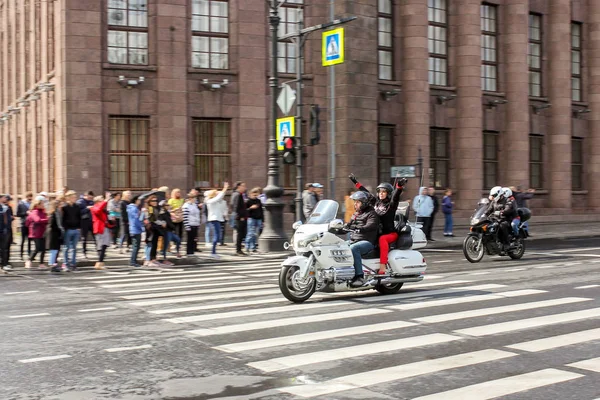 Un par de motociclistas a velocidad en movimiento . —  Fotos de Stock