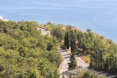 Yol boyunca deniz kıyısı.