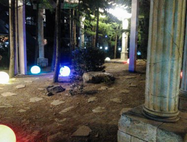 Sütunlar arasında Fenerler.