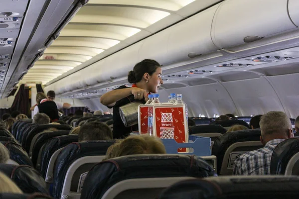 Stewardesses deliver drinks. — Stock Photo, Image