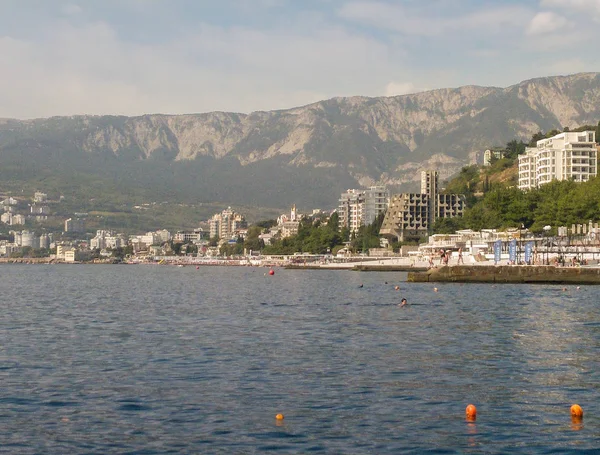 Hoteles en la costa de Yalta . — Foto de Stock