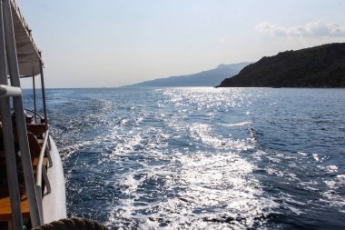 Güneş parlamayı dalgalar.