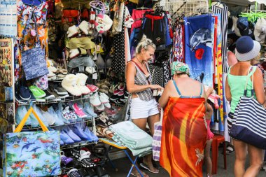 Tepsiler ile sokak ticareti.