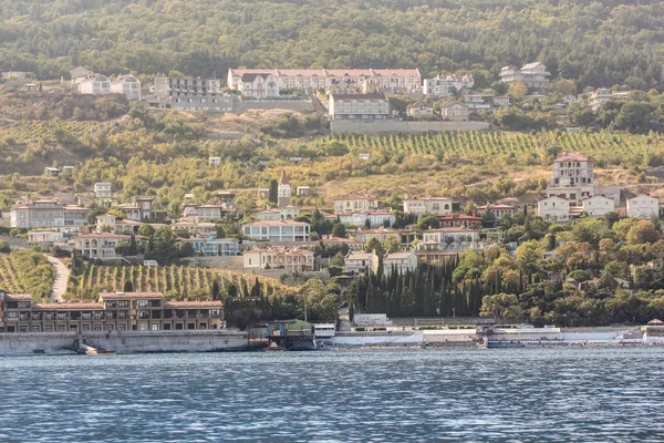 Case e vigneti sulla riva . — Foto Stock