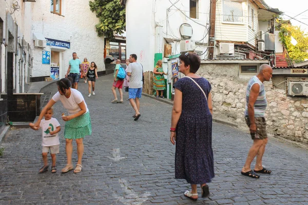 Pessoas na velha rua de Gurzuf . — Fotografia de Stock