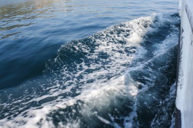 Gemiden ayrılan dalgalar.