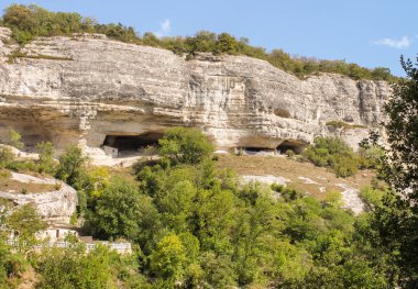 kayalarda mağaralar.