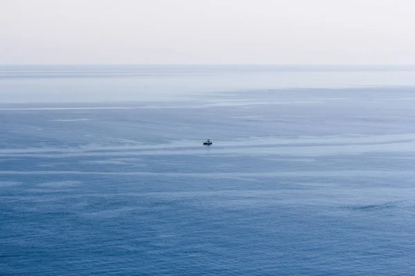 Boot in de zee. — Stockfoto