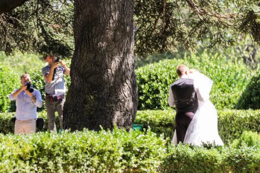 Parkta evlenen çift..