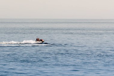 İnsanlar jet ski ile yarışıyor..