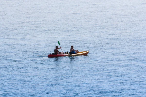 Un par de personas en un kayak . —  Fotos de Stock