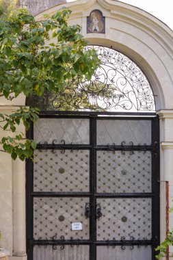 Manastır bölgesine açılan kapılar..