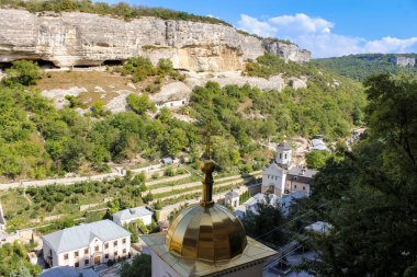 Manastır ve mağara manzarası.