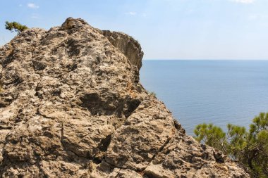 Uçurumun ötesindeki deniz.